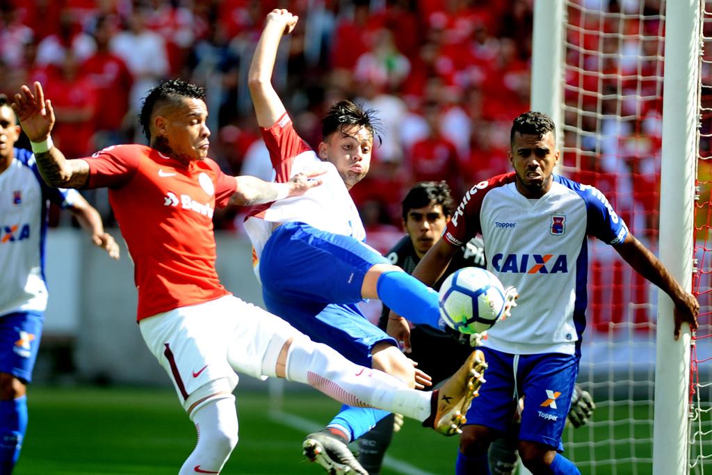 O Paraná Clube montou um paredão na frente do gol de Richard, mas não conseguiu segurar o Internacional fora de casa. | Ricardo Rimoli/Estadão Conteúdo