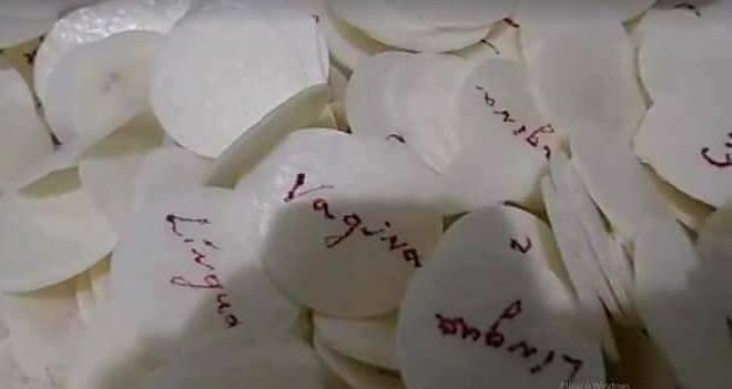 Obra “Et Verbum”: uma caixa de madeira com hóstias marcadas com nomes de órgãos sexuais | Reprodução /Facebook