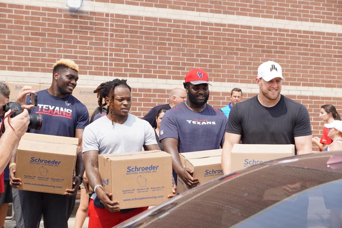 J. J. Watt, na ponta à direita, e colegas trabalham na campanha para recuperar a região de Houston após o Furacão Harvey | Justin J. Watt Foundation