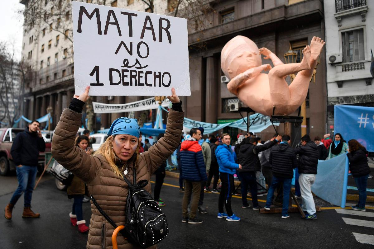 Mulher participa de manifestação contra a legalização do aborto em frente ao Congresso Nacional em Buenos Aires | EITAN ABRAMOVICHAFP