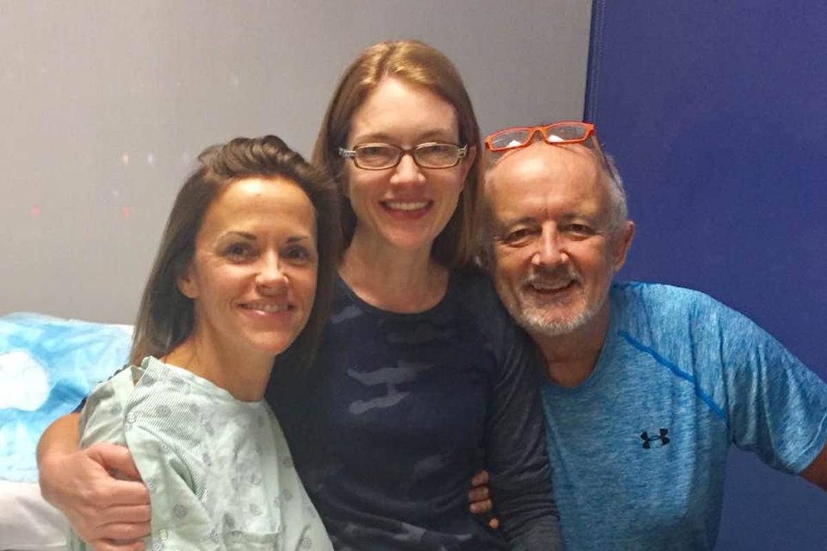 Lisa (ao centro) e Neil Emmott com Britani Atkinson antes da cirurgia em que doou um rim para que Neil pudesse receber um | Arquivo pessoal/ Facebook Lisa Emmott