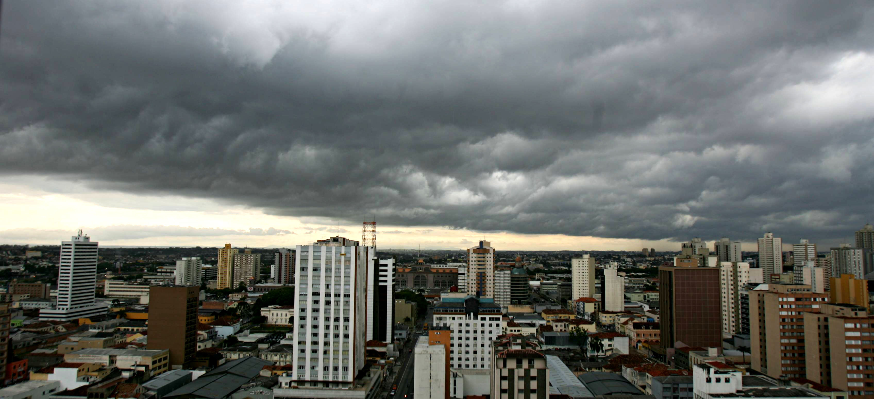 Tempo segue encoberto nesta quinta-feira | Daniel Castellano/Gazeta do Povo