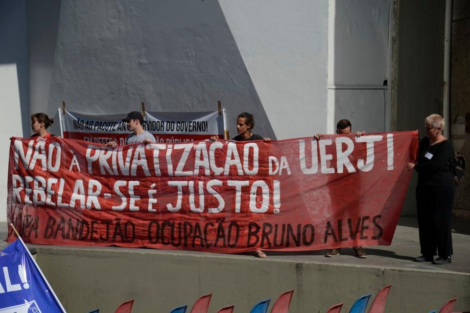 Professores, estudantes, integrantes de movimentos sociais e centrais sindicais, no Campus Maracanã da Uerj, durante ato em “defesa das universidades públicas e da educação” | Tomaz Silva/
Agência Brasil
