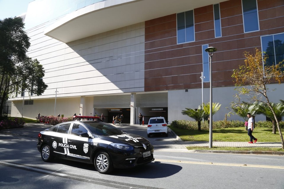 A polícia cumpriu mandados de busca e apreensão em várias lojas pertencentes ao suspeito, inclusive em uma shopping | Aniele Nascimento/Gazeta do Povo