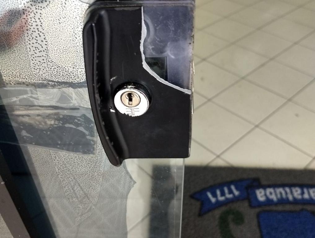 Um funcionário da empresa responsável pela segurança da prefeitura percebeu a porta aberta por volta das 2h | Divulgação/Polícia Militar