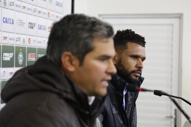 O diretor de futebol, Augusto de Oliveira, e o gerente de futebol, Pereira,durante o anúncio. | Marcelo Andrade/Gazeta do Povo