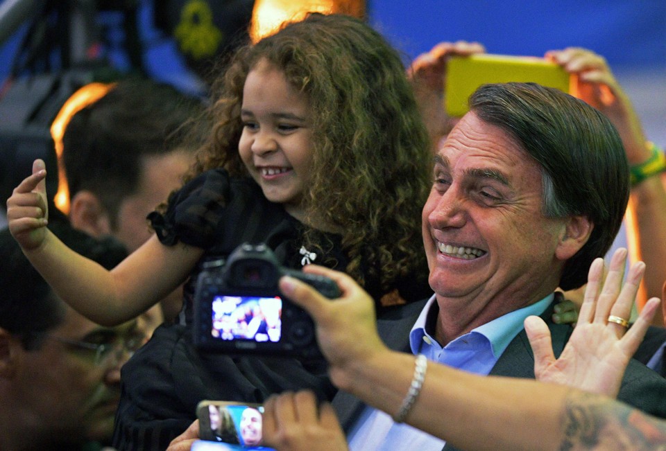 ‘Você sabe atirar?’, pergunta Bolsonaro a criança no interior de SP | CARL DE SOUZA/AFP