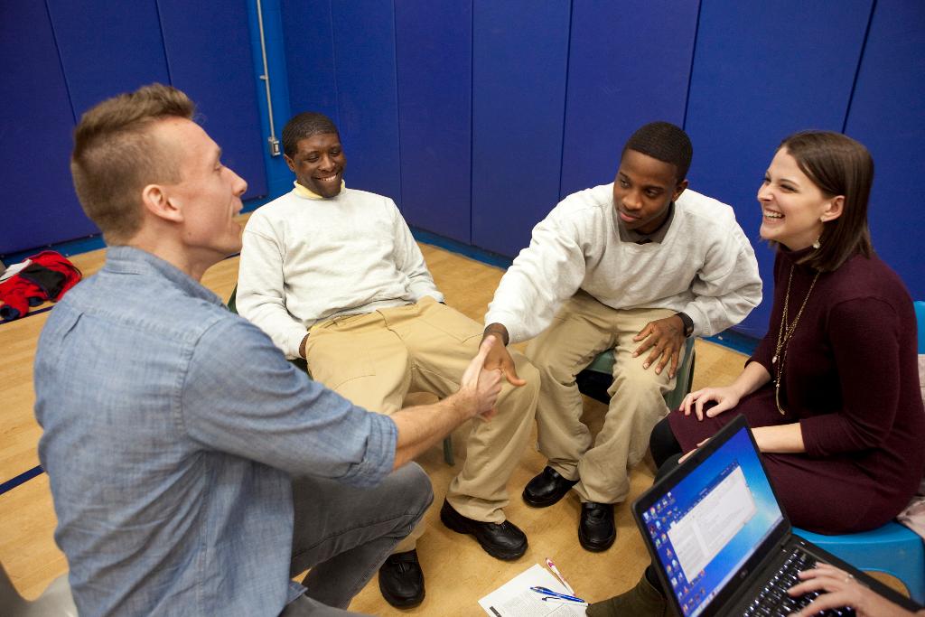 Os universitários Josh Pritchett (esquerda) e Amelia Wald participam de uma discussão sobre literatura russa com presos nos Estados Unidos. | Timothy C. Wright/The Washington Post