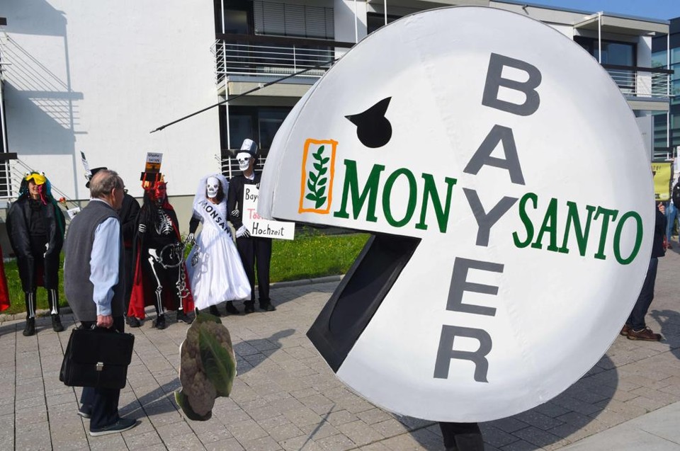 Manifestantes protestam em Bonn, no Oeste da Alemanha, contra a aquisição da Monsanto pela Bayer, em maio deste ano | PATRIK STOLLARZ/AFP
