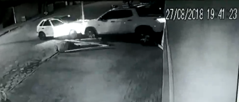 Empresário jogou o carro em cima do veículo usado pelos bandidos | Reprodução/