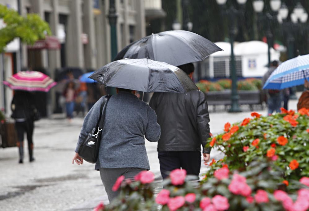 Apesar de passageira, frente fria faz com que temperaturas caíam e chuva se aproxime | Aniele Nascimento/Gazeta do Povo