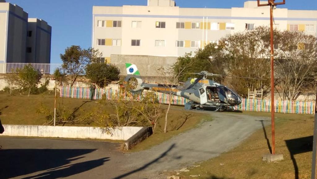 O helicóptero pousou no pátio da Escola Municipal João Batista Stocco, próximo ao local do acidente | Colaboração/Leide Bandeira