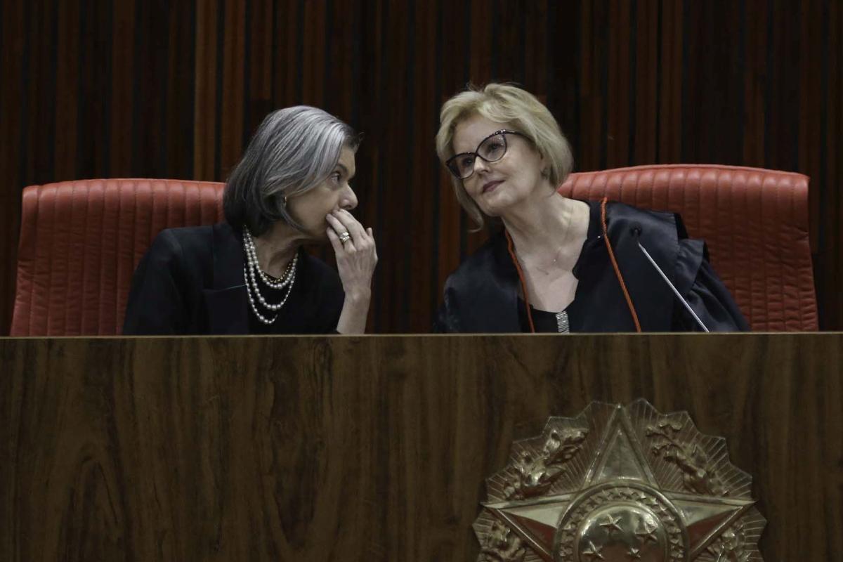 Cármen Lúcia e Rosa Weber conversam durante sessão do dia 14 de agosto. Enquanto a presidente da Corte votou de forma favorável à terceirização irrestrita, Rosa foi contra. | Fabio Rodrigues Pozzebom/Ag. Brasil