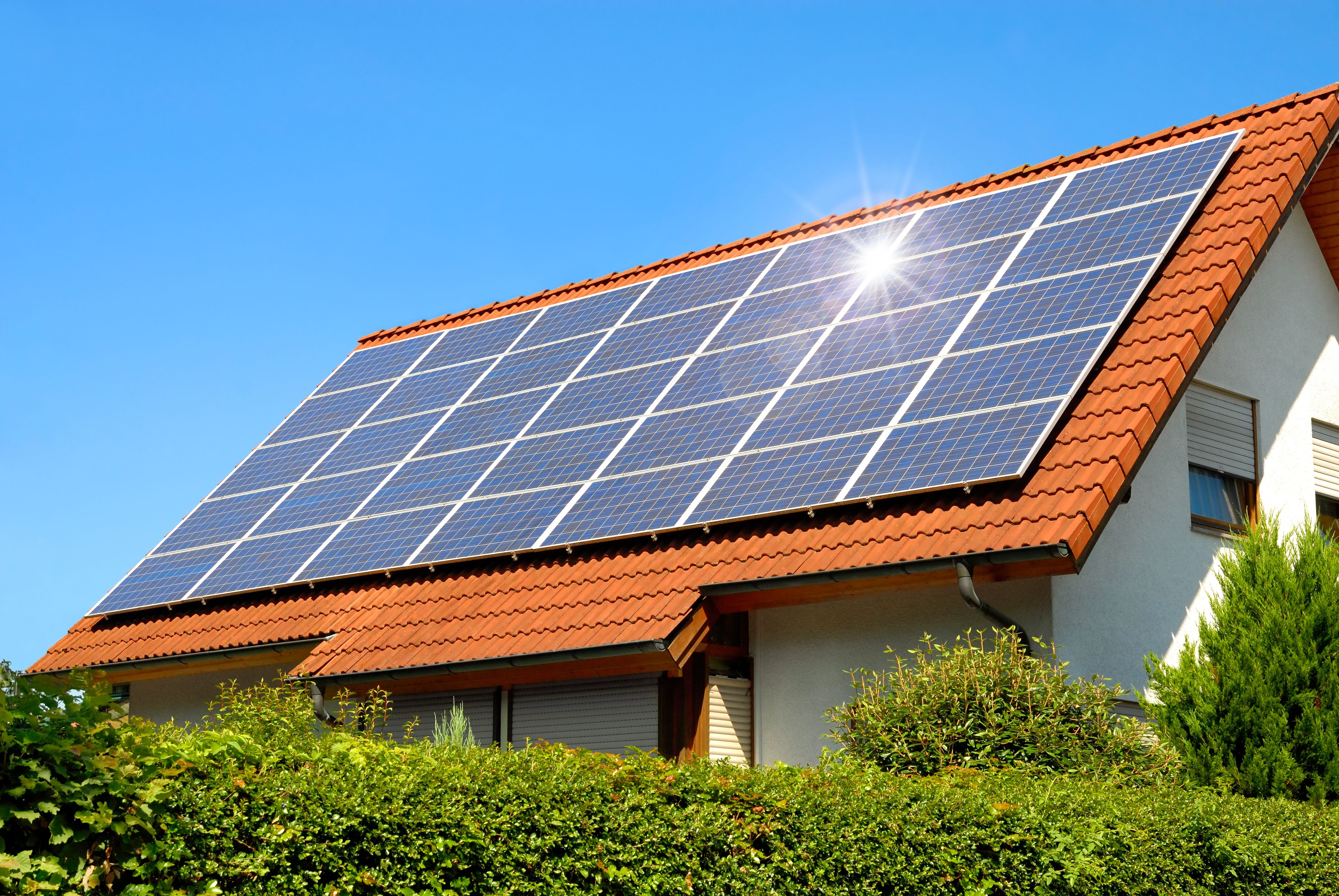 Os geradores de energia solar valorizam o imóvel e o retorno de investimento é de pelo menos 20% ao ano. | Bigstock/