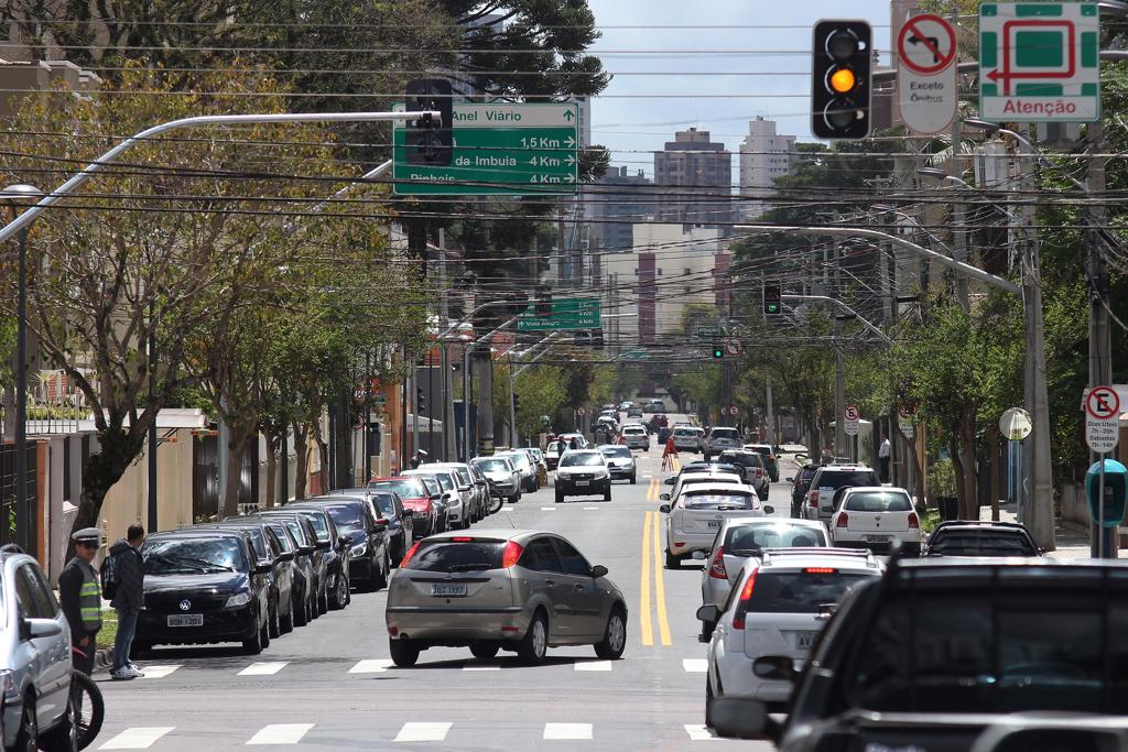 Motoristas poderão parar na rua Sete de Abril apenas em horários específicos. | Walter Alves/Gazeta do Povo