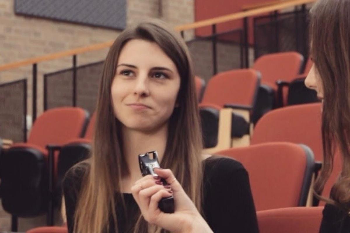 Lindsay Shepherd, em entrevista a Brittany Pettibone | Reprodução/
YouTube/ Brittany Pettibone