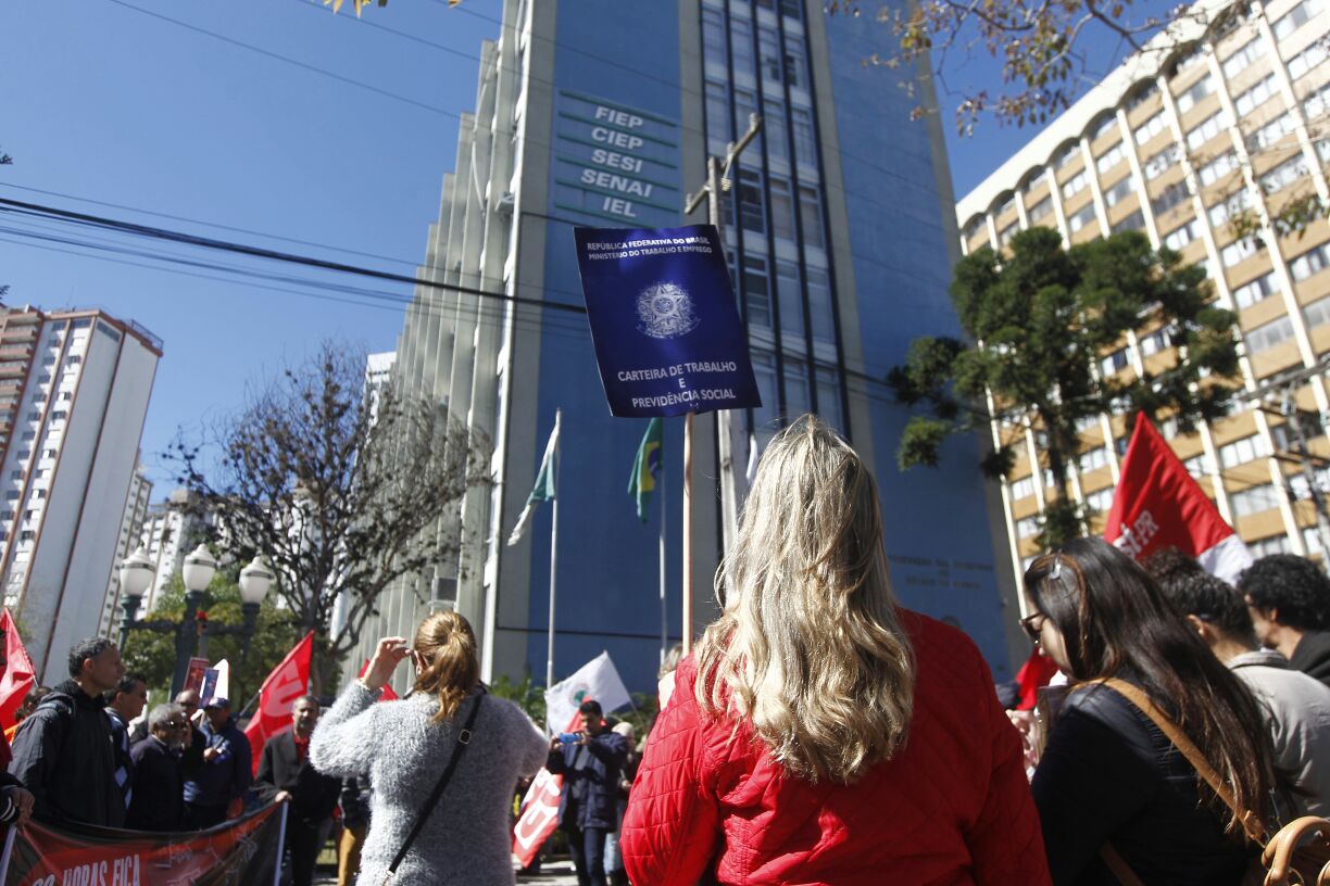 Manifestantes bloquearam a via lateral da Cândido de Abreu | André Rodrigues/Gazeta do Povo