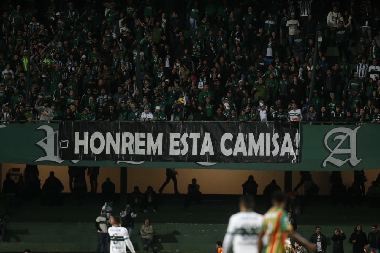 Faixa colocada pela torcida do Coritiba no final da partida contra o Sampaio Corrêa no Couto Pereira. | Marcelo Andrade/Gazeta do Povo