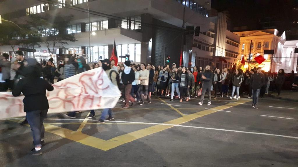 Ruas ficaram bloqueadas no Centro para passagem do protesto | Alex Silveira/Gazeta do Povo