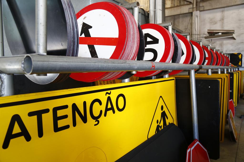 A fábrica de placas de Curitiba conta atualmente com 29 funcionários | Aniele Nascimento/Gazeta do Povo