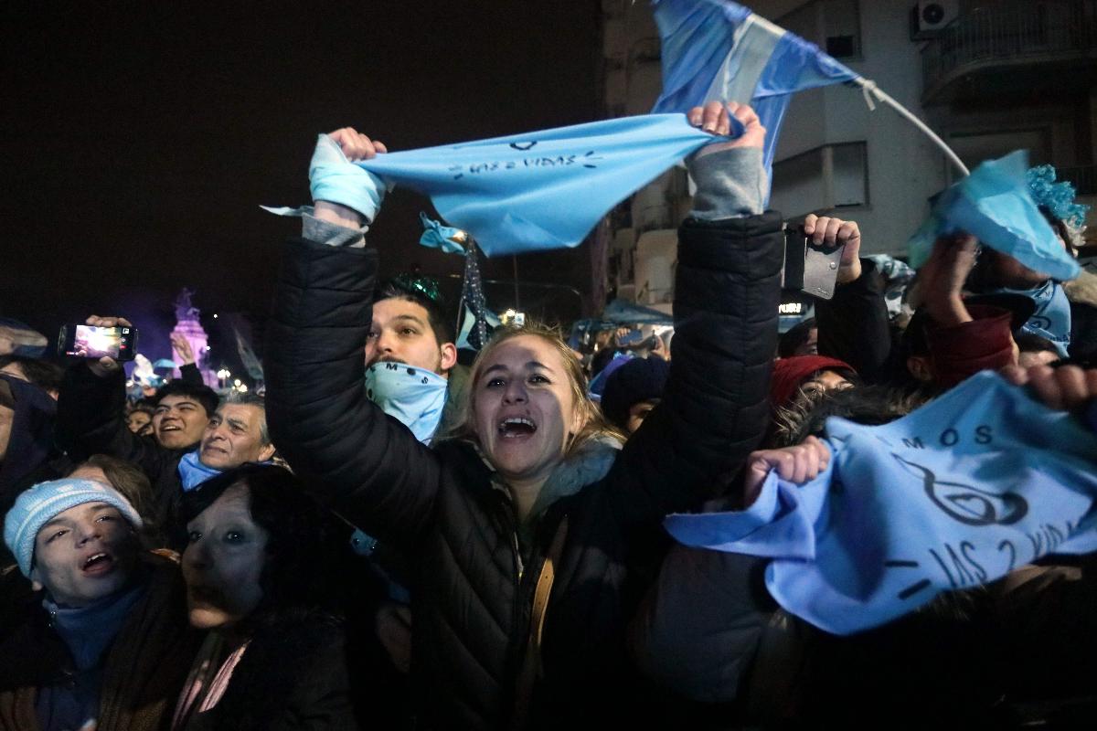 Milhares de pessoas comemoraram nas ruas o “não” do Senado ao aborto. Abortistas tocaram fogo em barreiras na frente do Congresso argentino | ALBERTO RAGGIOAFP