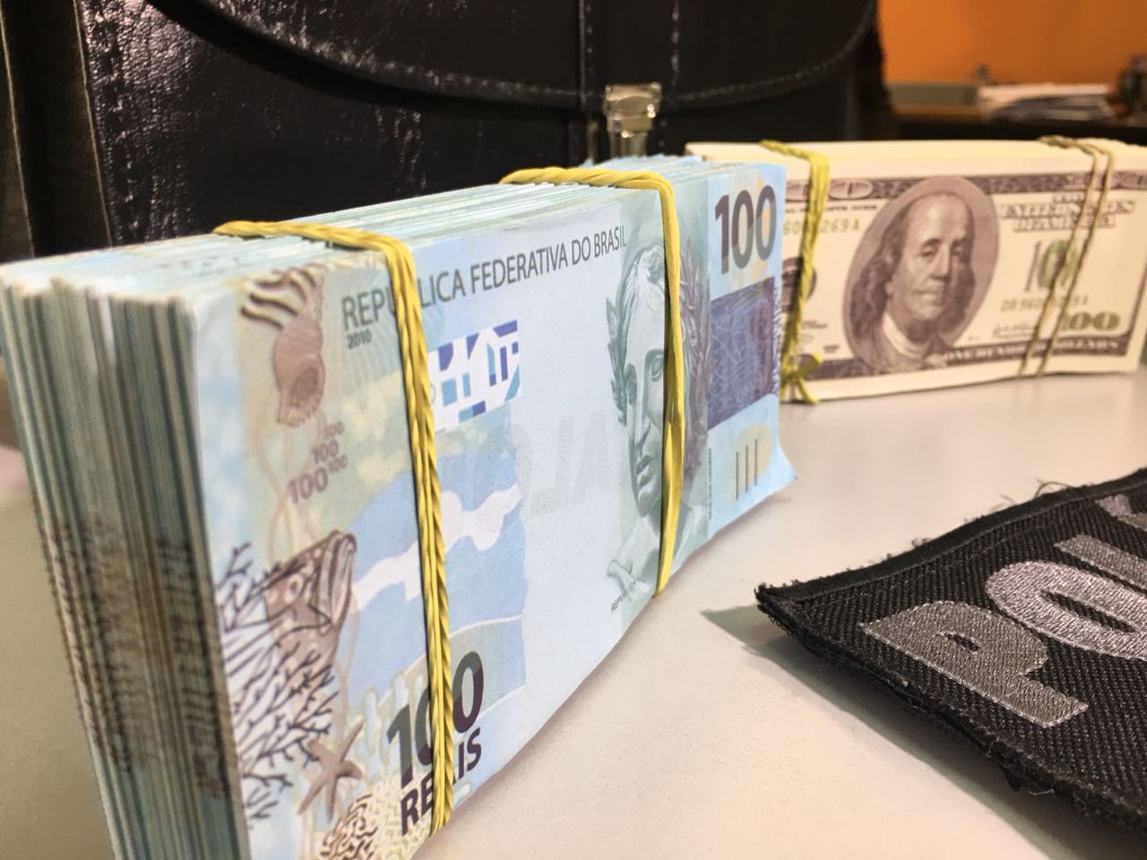 Com o grupo, a polícia apreendeu maços de dinheiro falso | Reprodução/Polícia Civil