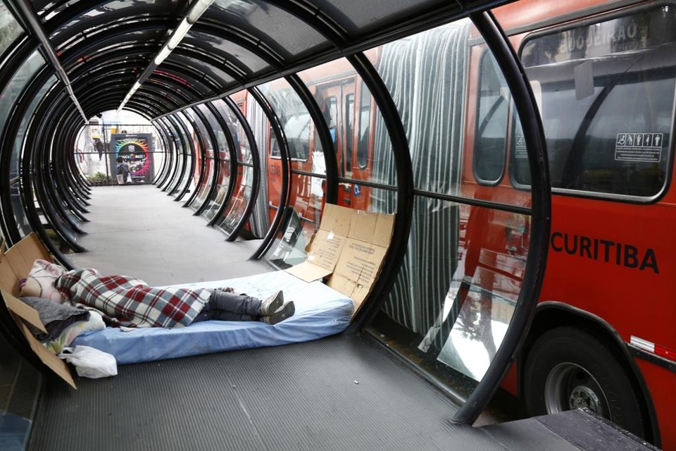 Justiça reage a aumento das mortes de moradores de rua com rigor e celeridade População de rua de Curitiba tem sido alvo de crimes, mas MP e movimentos sociais querem mostrar que os casos não ficam impunes. | Aniele Nascimento/Gazeta do Povo