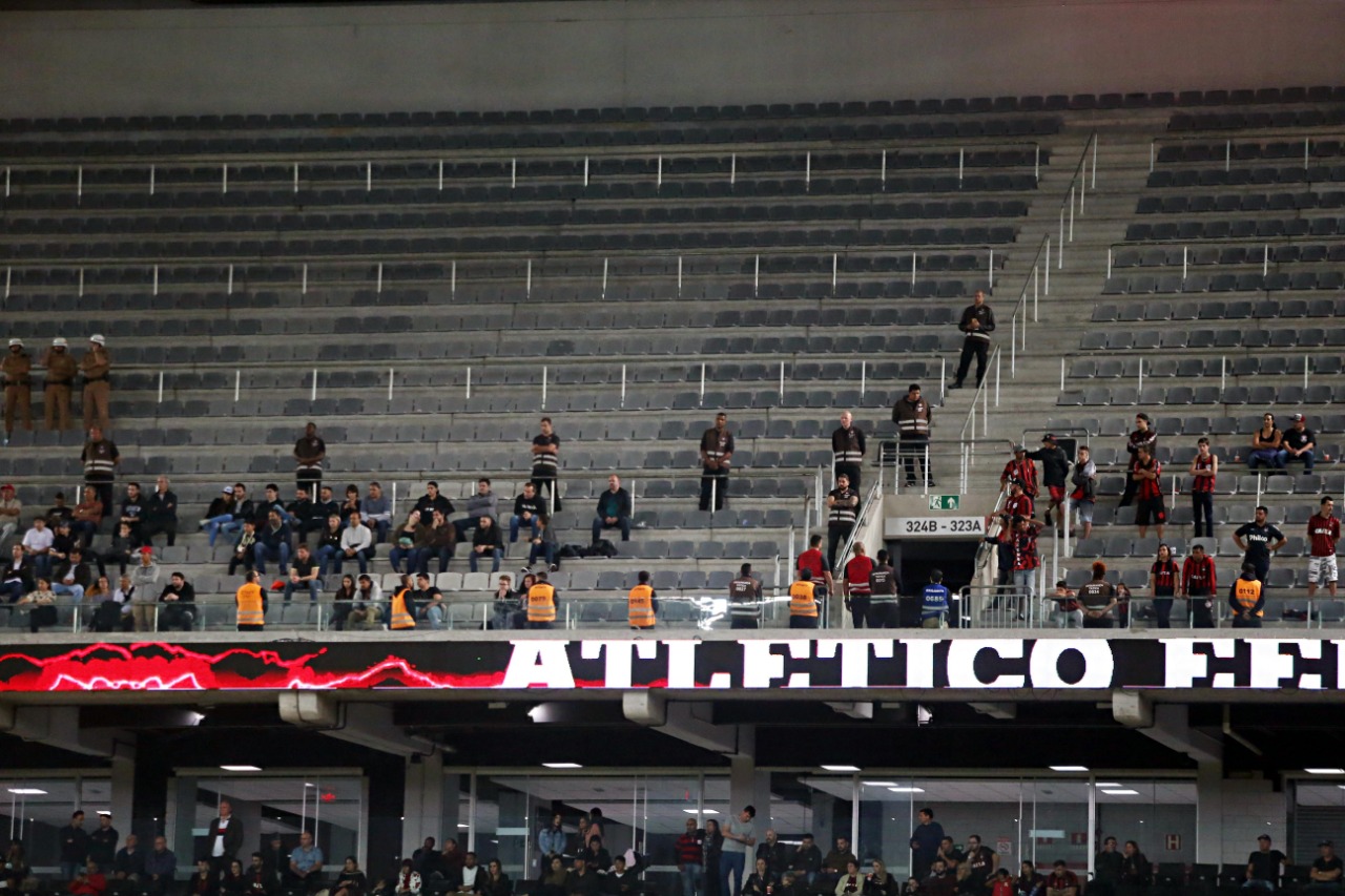 Setor da Baixada em que torcedores de Atlético e Vasco precisaram ser separados | Albari Rosa/Gazeta do Povo