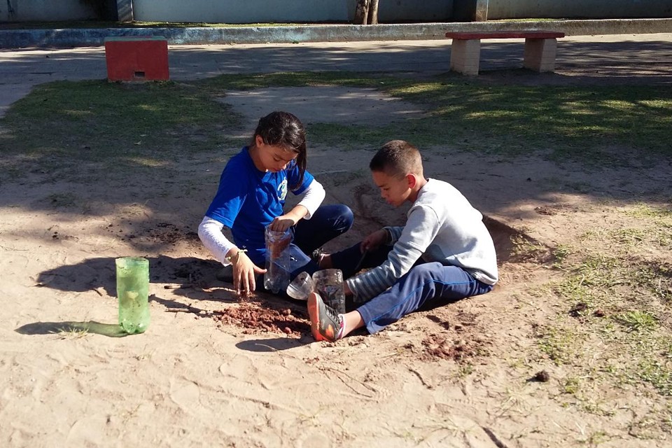 Ressignificando o “decoreba” Das salas ao jardim da escola: alunos aprendem na prática sobre os diferentes tipos de solo |