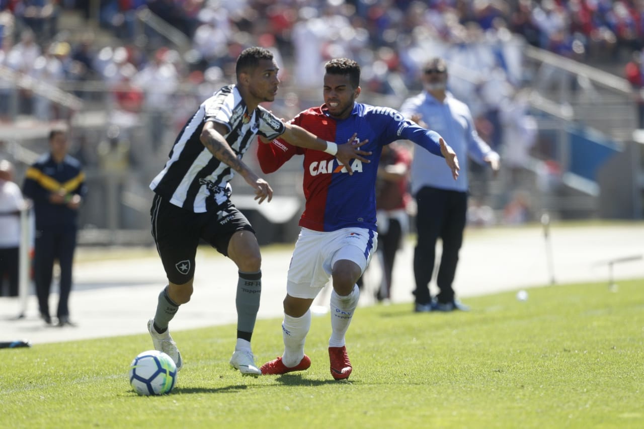 Lance do jogo entre Paraná e Botafogo. | Marcelo Andrade/Gazeta do Povo