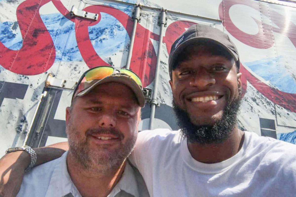Kwame Anderson, à direita, vendedor de uma distribuidora de bebidas, e seu colega Jason Gaebel, motorista, que socorreram um homem que estava prestes a pular de uma ponte | Kwame Anderson