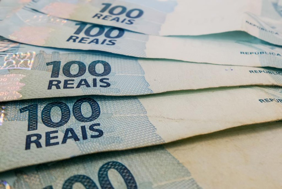Muitas notas de R$ 100 separam os salários do trabalhador e do CEO. | Rafael Neddermeyer/USP Imagens