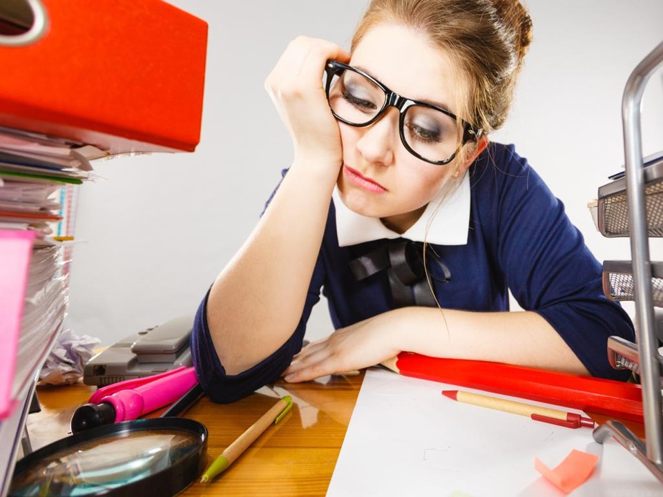 Mulheres aceitam tarefas menos importantes e que não as levam a lugar algum | Bigstock/