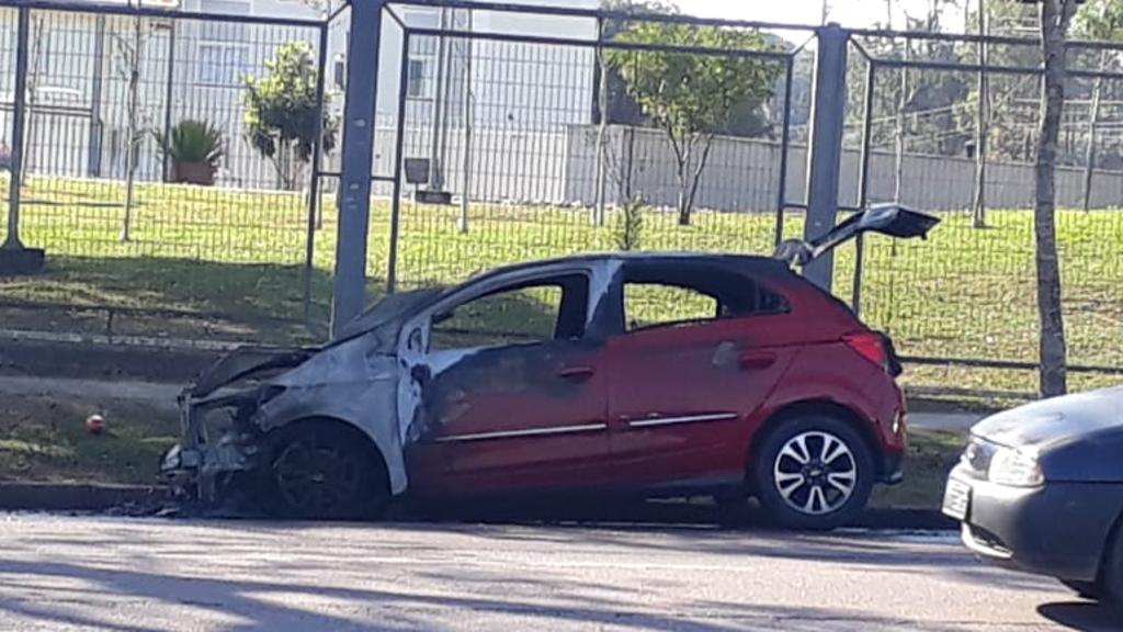 Carro ficou completamente destruído pelas chamas | Cleverson Domanski/Colaboração