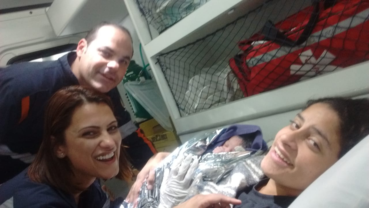 Após fazerem o parto no quintal, os socorristas Edilson e Adriana acompanharam mãe e bebê até a maternidade. | Divulgação/Samu