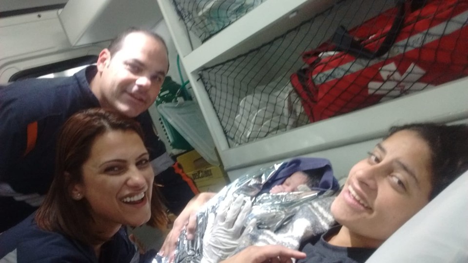 Após fazerem o parto no quintal, os socorristas Edilson e Adriana acompanharam mãe e bebê até a maternidade. | Divulgação/Samu