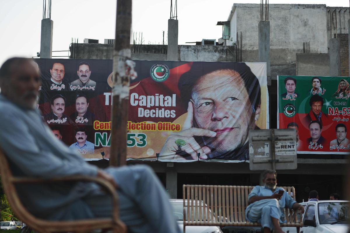 Poster de campanha do futuro primeiro-ministro do Paquistão, Imran Khan, em Islamabad, a capital do país | AAMIR QURESHI/AFP