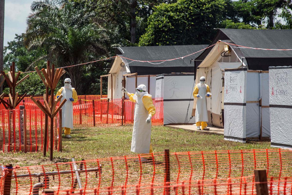 Servidores da saúde trabalham em uma zona de segurança de Ebola no centro de saúde em Iyonda | JUNIOR D. KANNAHAFP