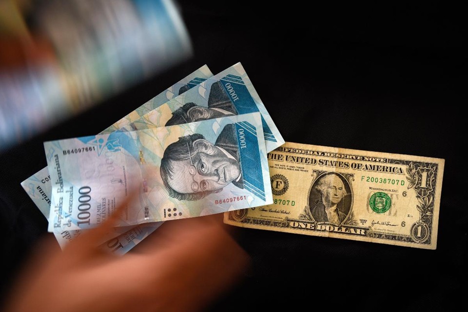 Governo venezuelano está afrouxando regras para trocar bolívares por dólares | FEDERICO PARRA/AFP