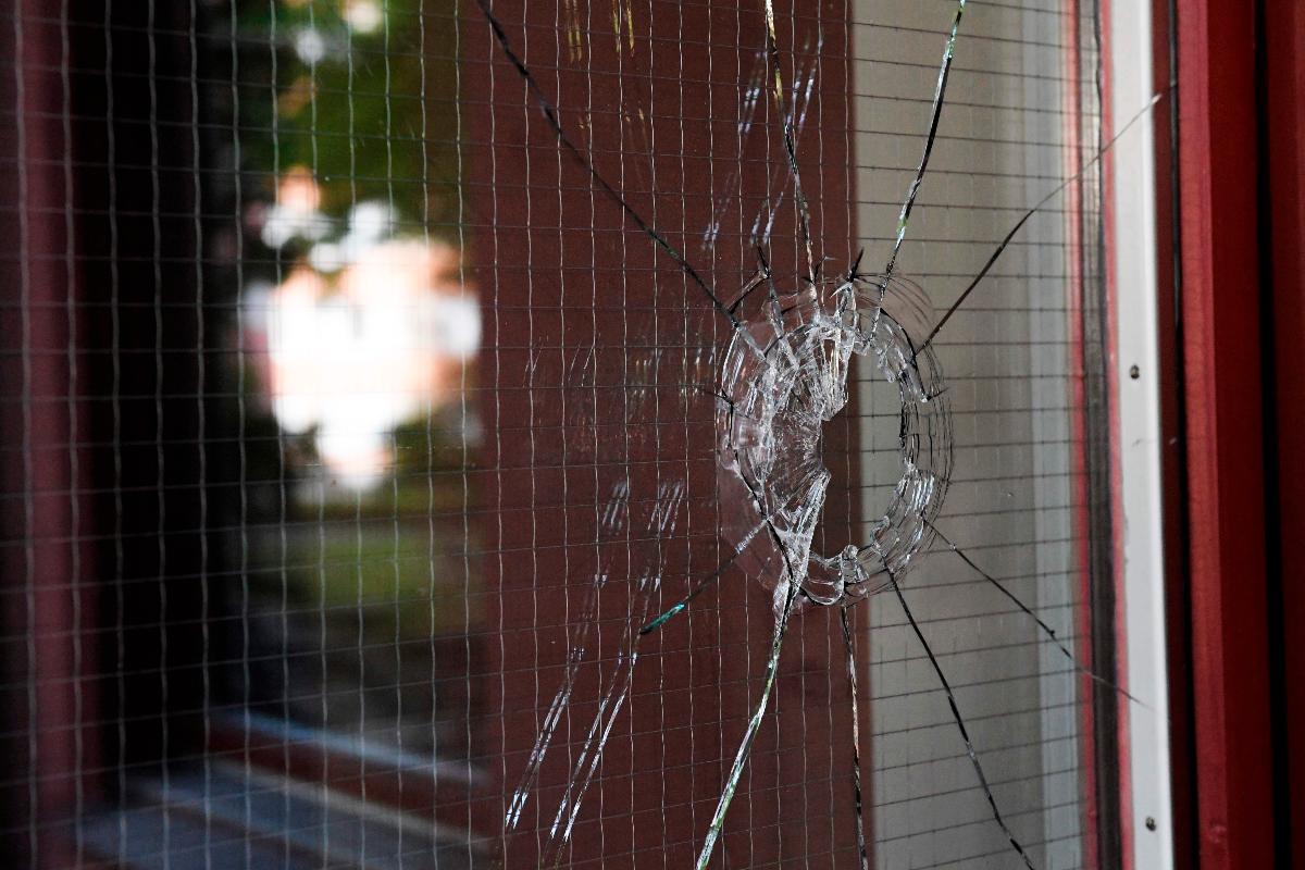 Buraco em janela de vidro perto do local Eric Torell foi morto, na quinta, em Estocolmo | JANERIK HENRIKSSON/AFP