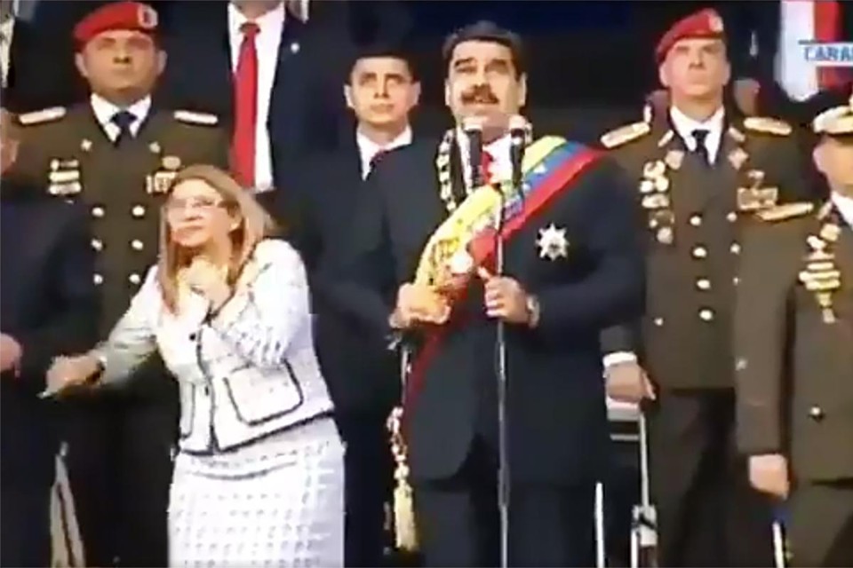 Presidente da Venezuela, Nicolás Maduro; a primeira-dama, Cilia Flores, e autoridades militares reagem ao suposto ataque de drones | AFP/Venezuelana de Television