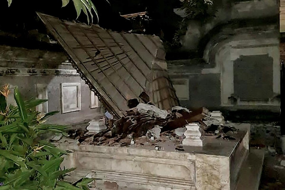 Templo budista parcialmente destruído em Bali, na Indonésia | GUNG AJI NGURAH/AFP