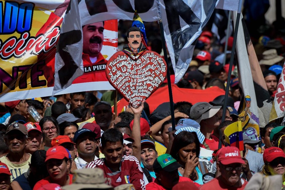 Membros de milícias e ativistas demonstram apoio ao ditador Nicolás Maduro, em Caracas | FEDERICO PARRA/AFP
