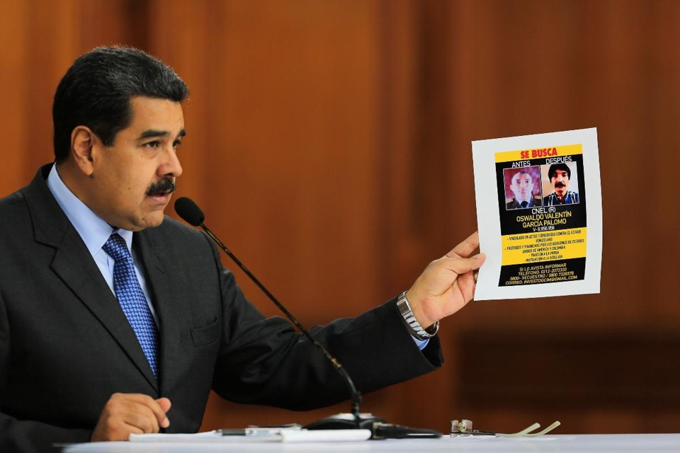 Maduro segura folha com imagens de acusados de estarem envolvidos na suposta tentativa de matâ-lo, no sábado | AFP/PRESIDENCIA VENEZUELA