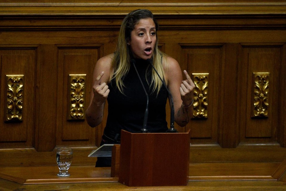 Rafaela Requesens, presidente da Federação de Centros Universitários da Universidade Central da Venezuela e irmã do deputado de oposição Juan Requesens, falou durante sessão da Assembleia Nacional da Venezuela em 9 de agosto | FEDERICO PARRAAFP