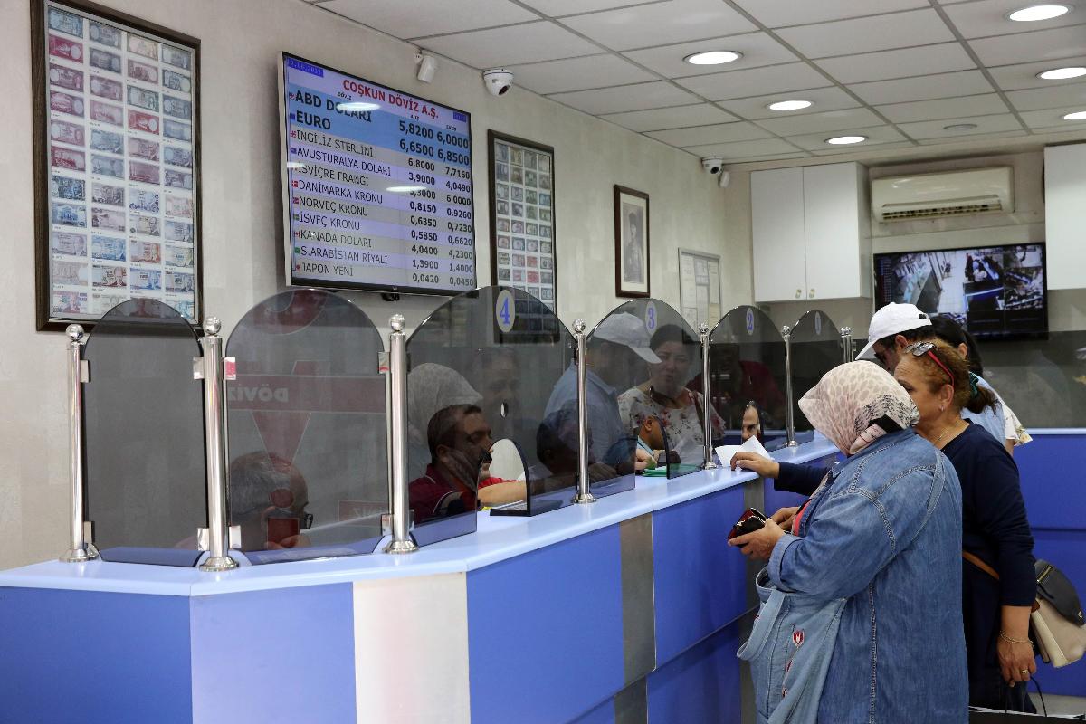 Pessoas trocam moeda em uma casa de câmbio em Ancara, capital da Turquia | ADEM ALTAN/AFP