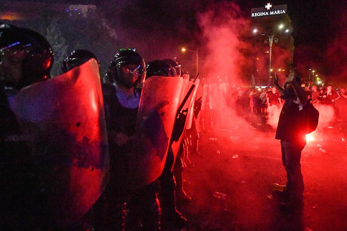 Confronto entre forças de segurança e manifestantes deixaram pelo menos 400 feridos em Bucareste, na Romênia, na noite de sexta-feira (10) | DANIEL MIHAILESCU/AFP