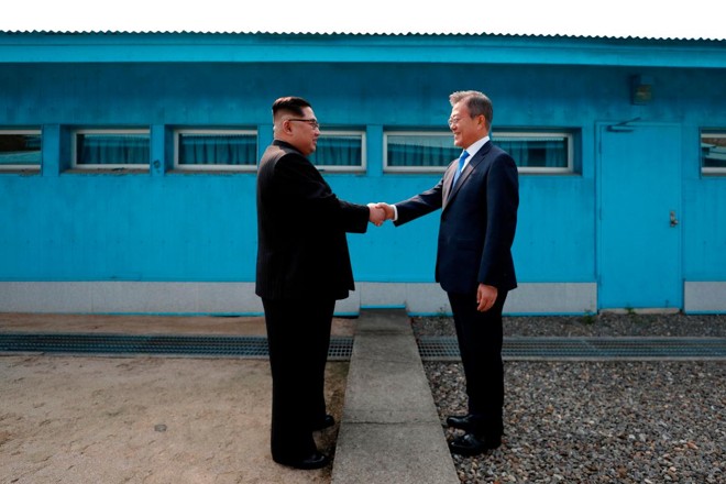 Ditador da Coreia do Norte Kim Jong-un, cumprimenta o presidente da Coreia do Sul, Moon Jae-in, na zona desmilitarizada da Coreia, em 27 de abril | KOREA SUMMIT PRESS POOL/AFP