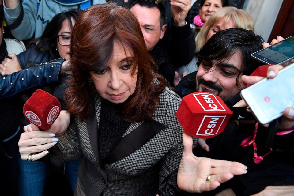 Imprensa tenta falar com a ex-presidente Cristina Kirchner enquanto ela deixa sua casa para prestar depoimento, nesta segunda-feira (13) | EITAN ABRAMOVICH/AFP