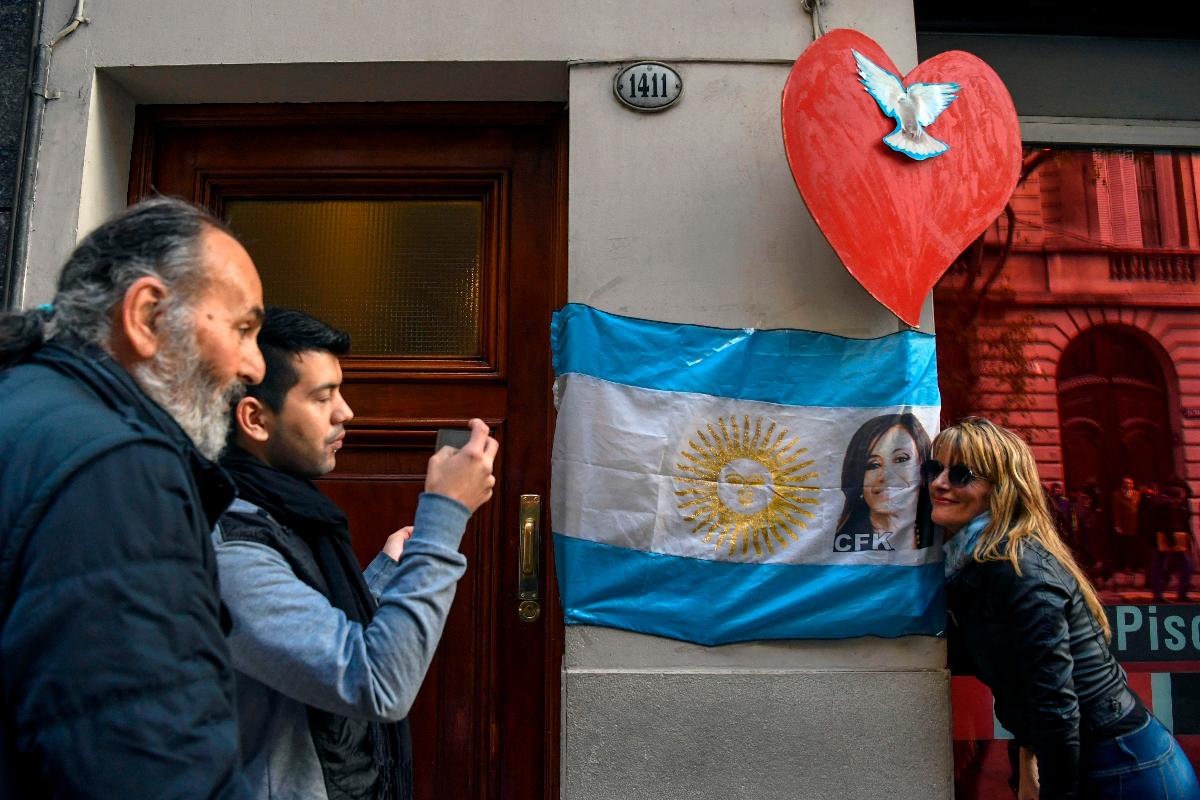 Militantes kirchneristas aguardam chegada da ex-presidente Cristina Kirchner à sua casa após ser convocada para depor | EITAN ABRAMOVICH/AFP